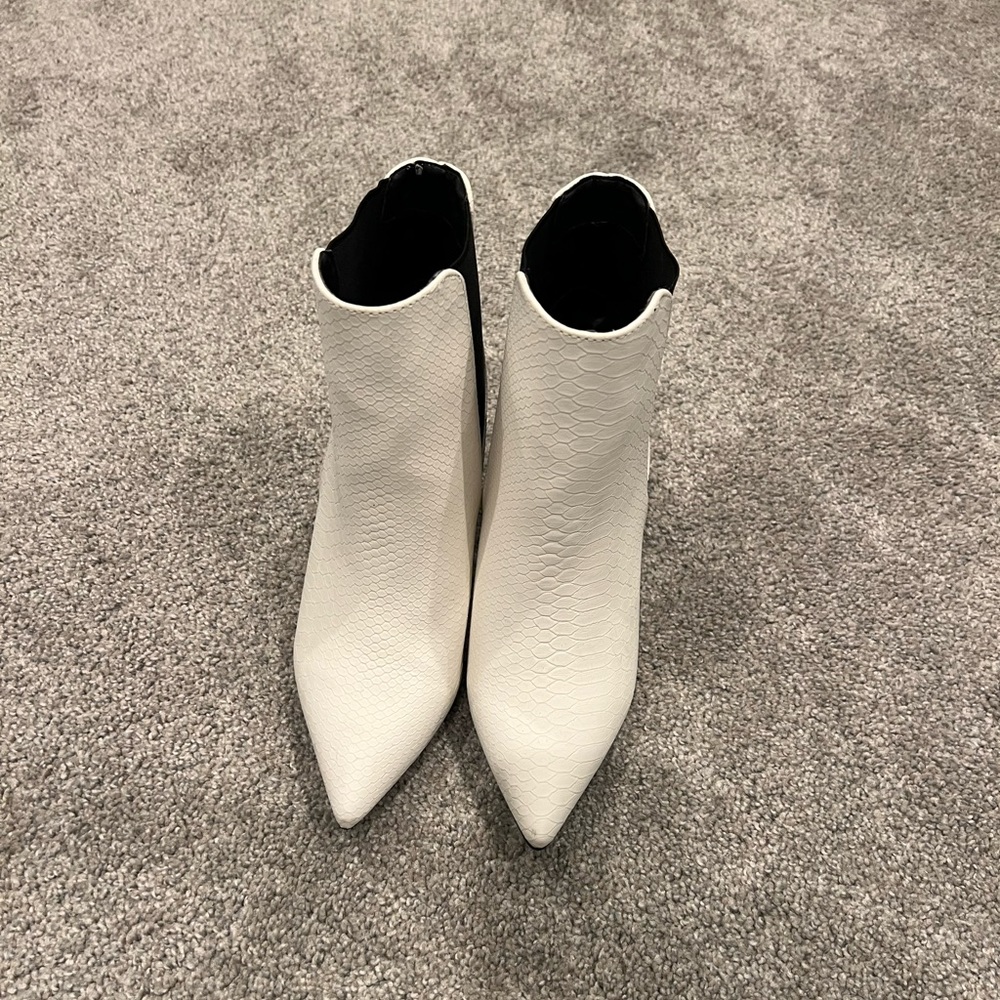 New condition Kittenish white boots!
